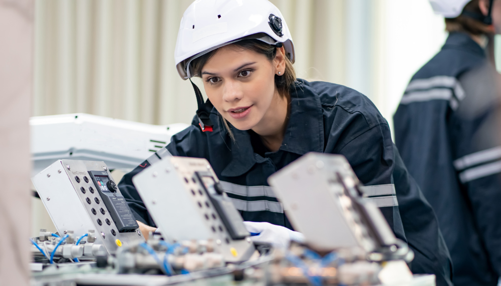 Ingénieure, automatisation, contrôle, usine