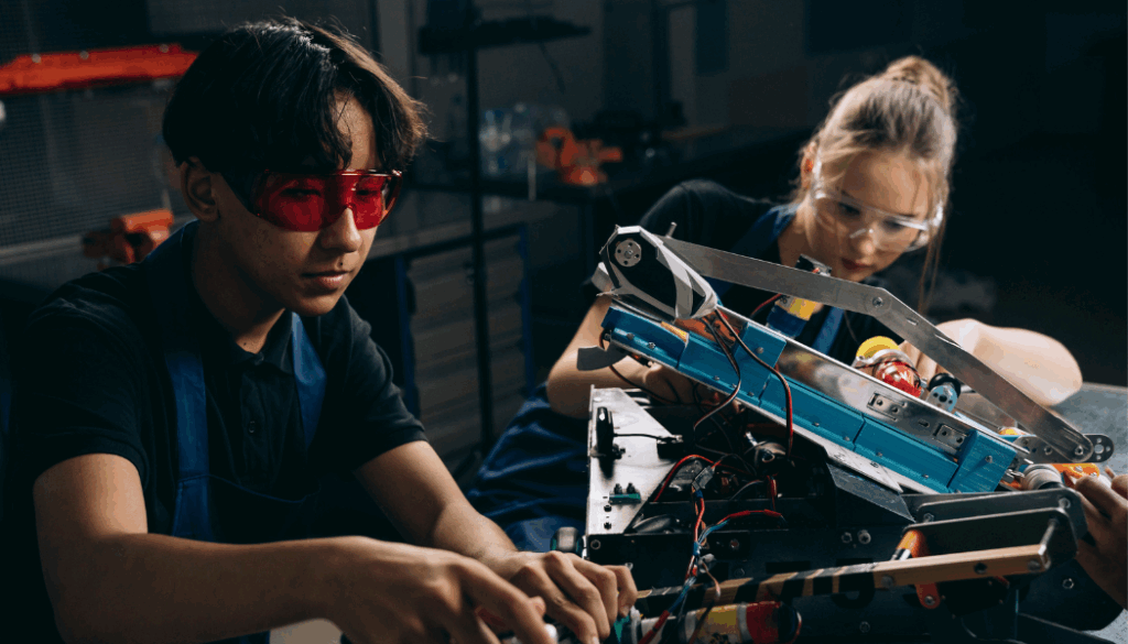 lescent et une adolescente travaillent sur un projet